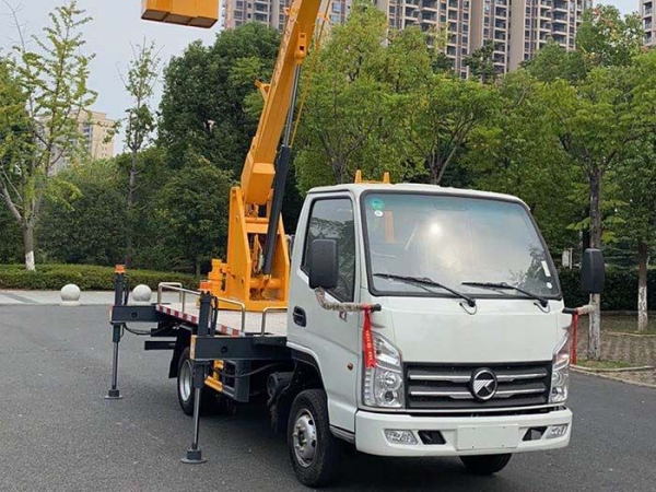 國(guó)六华通凯马汽油高空作业车