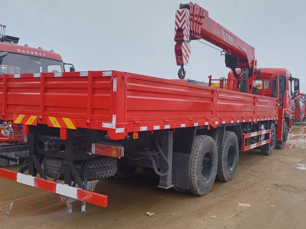 國(guó)六东风畅行D7前四後(hòu)八随车吊新品上市